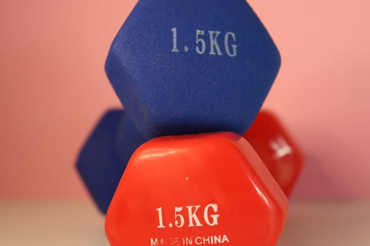 Close-up of blue and red 1.5 kg dumbbells for gym and weightlifting.